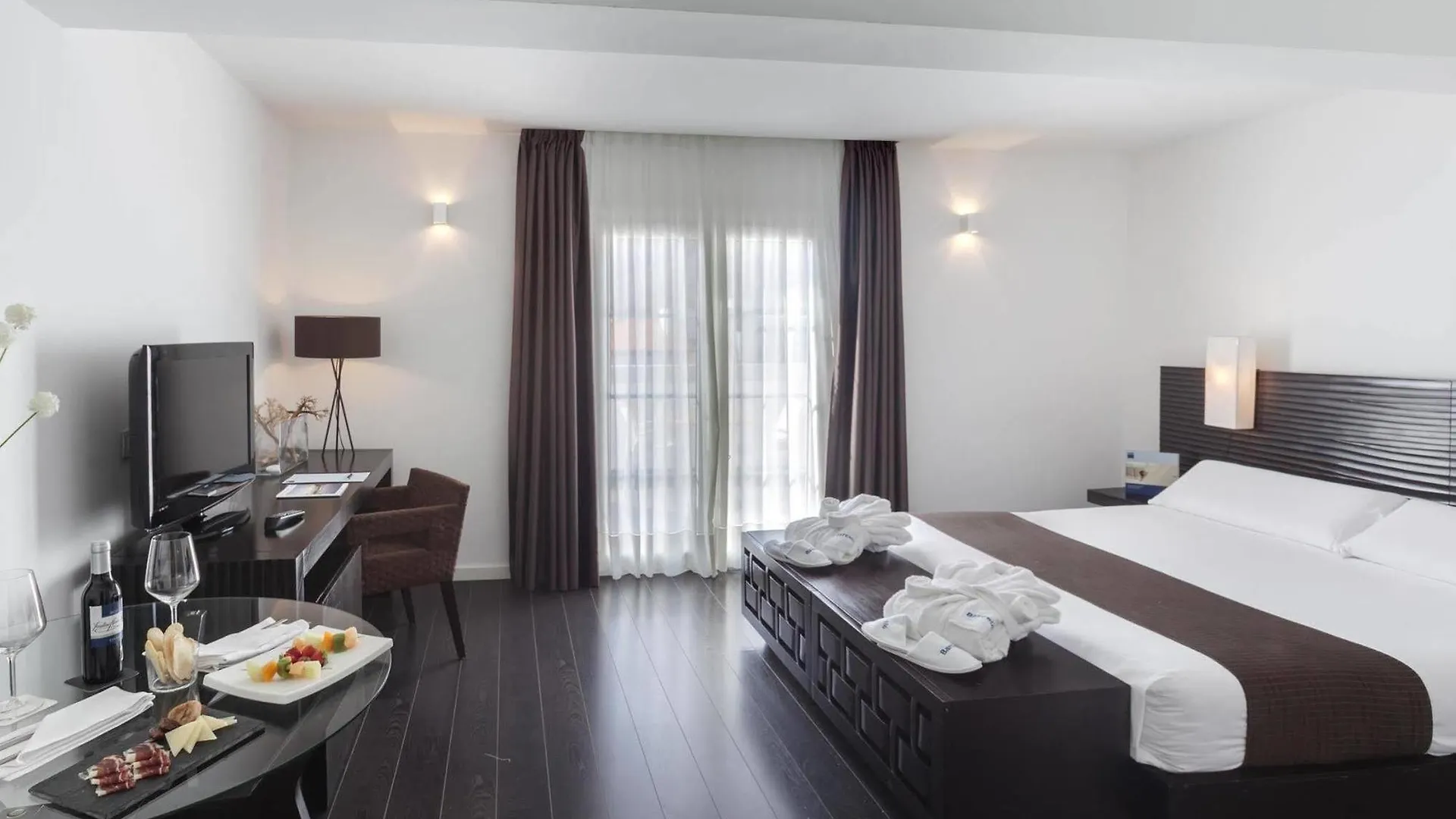 Occidental Santa Cruz Contemporaneo Hotel